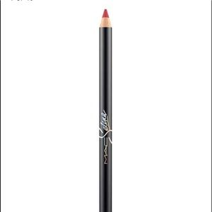 Mac Selena Lipliner in Selenaville